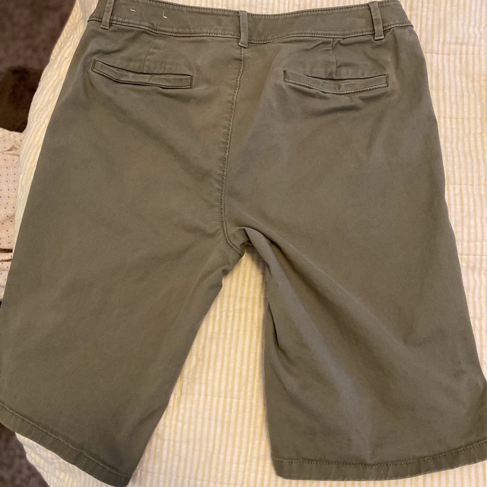 LOFT Olive Green Casual Shorts. SIZE 12, 2 pockets front, 2 stitched in back.EUC - Picture 11 of 14
